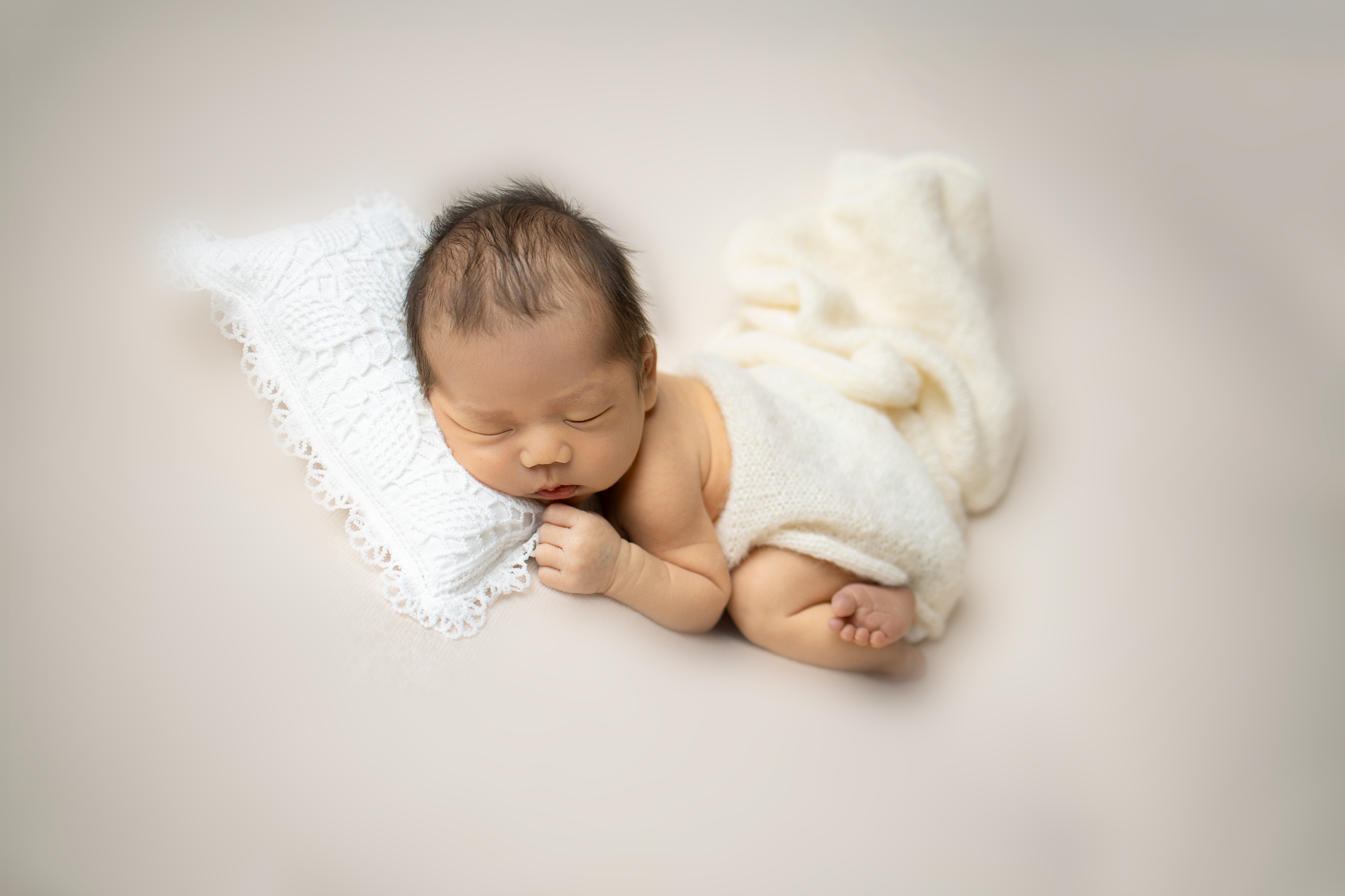 おくるみに包まれた赤ちゃん